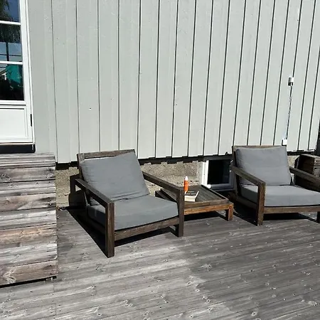 Koselig Hus Med Stor Og Solrik Hage