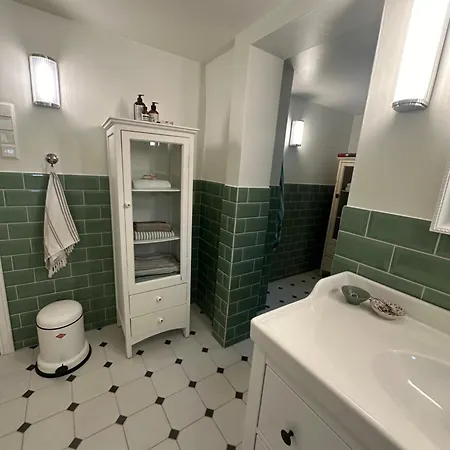 Koselig Hus Med Stor Og Solrik Hage *