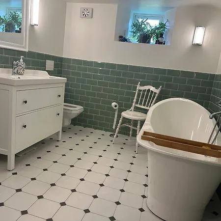 Koselig Hus Med Stor Og Solrik Hage *