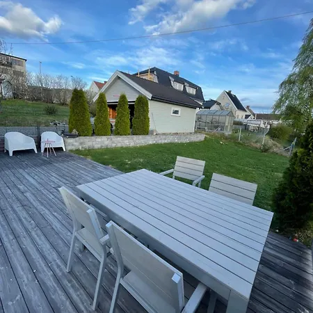 Koselig Hus Med Stor Og Solrik Hage