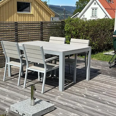 Koselig Hus Med Stor Og Solrik Hage *