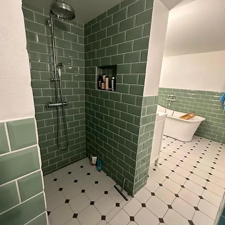 Koselig Hus Med Stor Og Solrik Hage Lillehammer