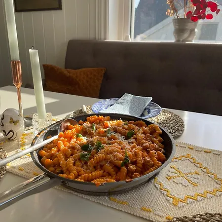 Koselig Hus Med Stor Og Solrik Hage Villa