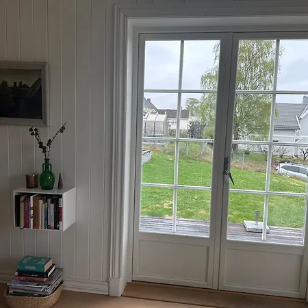 Koselig Hus Med Stor Og Solrik Hage