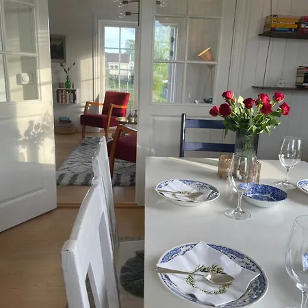 Koselig Hus Med Stor Og Solrik Hage *