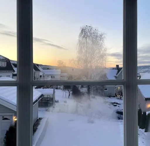 Koselig Hus Med Stor Og Solrik Hage *