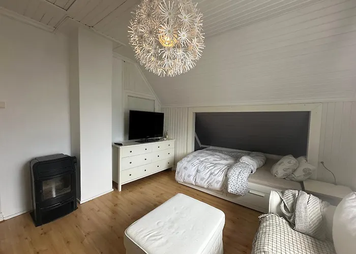 Koselig Hus Med Stor Og Solrik Hage Lillehammer