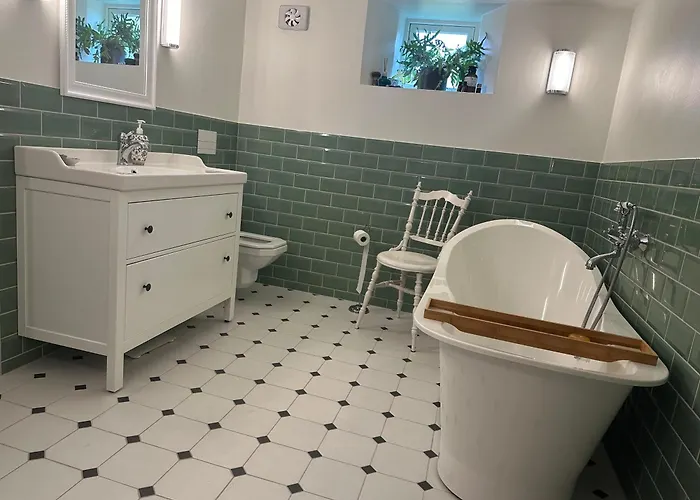 Koselig Hus Med Stor Og Solrik Hage *