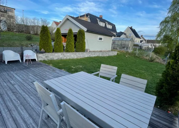 Koselig Hus Med Stor Og Solrik Hage