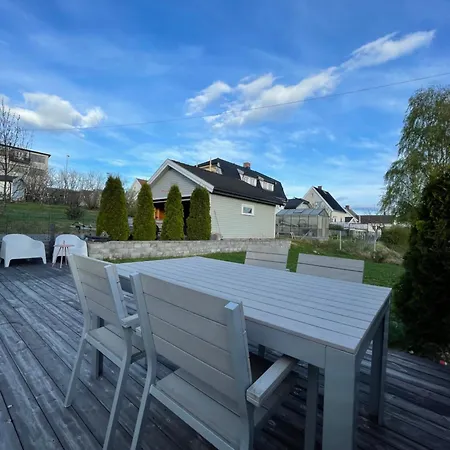Koselig Hus Med Stor Og Solrik Hage